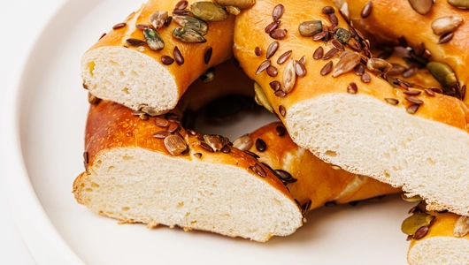 Брецель на сливочном масле с семечками Брецель на сливочном масле с семечками