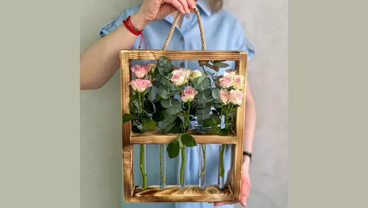 Рамка с&nbsp;розовыми кустовыми розами и&nbsp;эвкалиптом FMART by flowwow