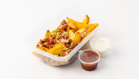 Картофельные дольки с мясным фаршем, беконом и маринованными огурцами, кафе