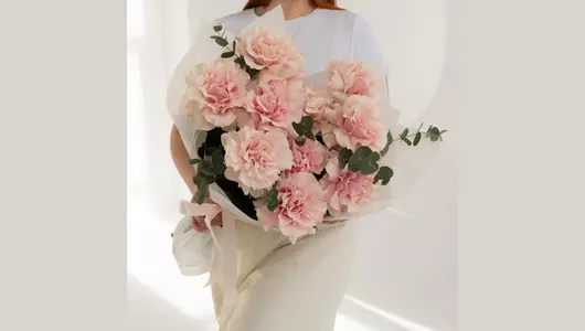 Букет из&nbsp;11 французских, розовых роз с&nbsp;эвкалиптом в&nbsp;матовой плёнке FMART by flowwow