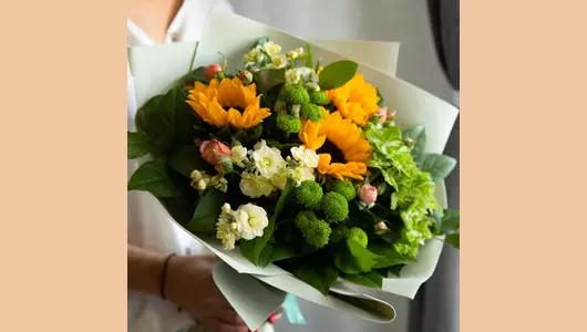 Сборный букет из&nbsp;подсолнухов, хризантемы и&nbsp;матиолы