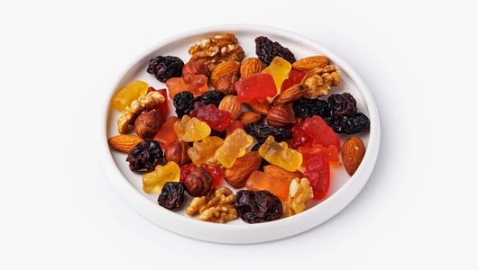 Смесь из орехов, изюма и мармелада