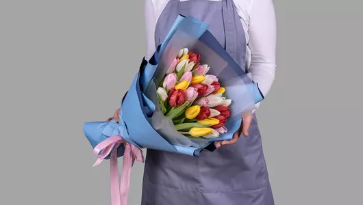 Букет из&nbsp;35 тюльпанов микс стандарт в&nbsp;оформлении