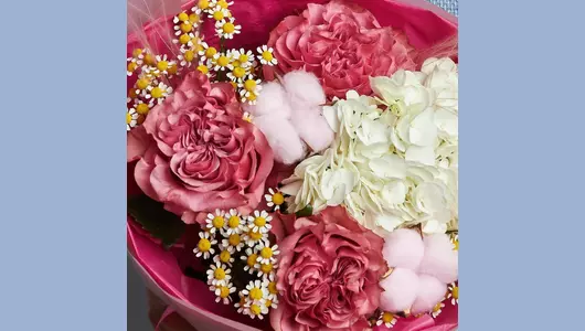 Пионовидные розы и&nbsp;гортензия в&nbsp;букете «Клюквенный джем» FMART by flowwow