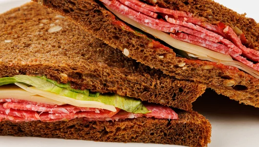 Сэндвич на солодовом хлебе с салями и лечо Сэндвич на солодовом хлебе с салями и лечо