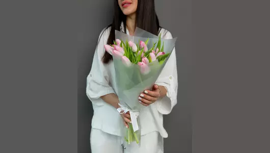 11 розовых гладких тюльпанов: История любви