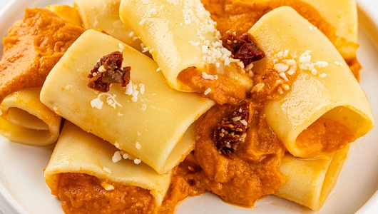 Паста "Паккери Фьордимонте" с помидорами и базиликом