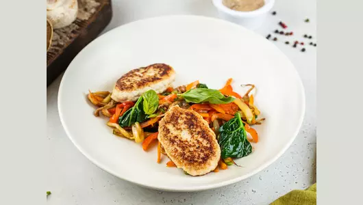 Котлеты из индейки с овощами гриль и соусом ранч