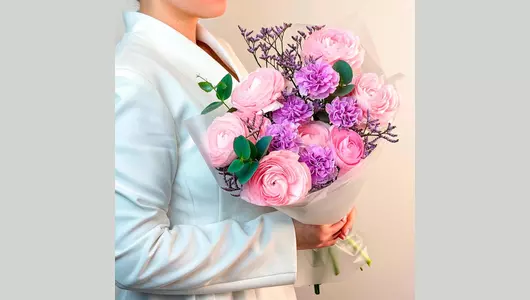 Авторский букет из&nbsp;ранункулюсов и&nbsp;гвоздики "Розовые грeзы" FMART by flowwow