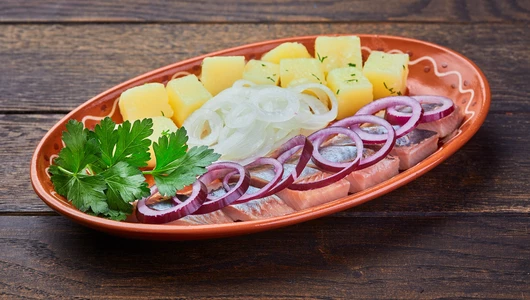 Сельдь домашнего посола с отварным картофелем и маринованным луком