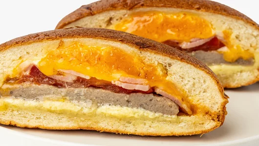 Бургер запечатанный с&nbsp;говядиной и&nbsp;беконом