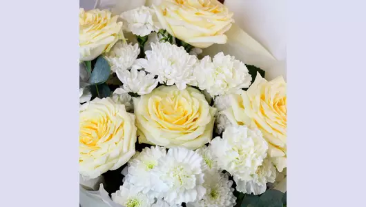 Авторский букет из&nbsp;пионовидной розы, хризантемы и&nbsp;диантусов «Кремовый сад» FMART by flowwow