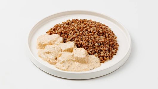 Курица в сливочном соусе с гречкой