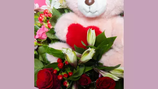 Авторский букет с&nbsp;розами и&nbsp;игрушкой: воздушный и&nbsp;милый