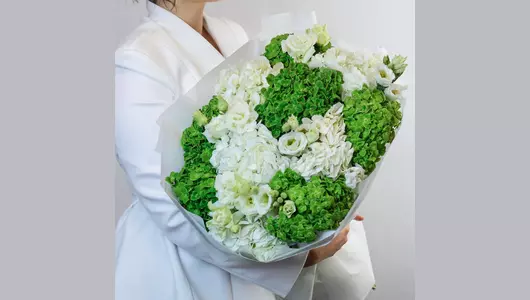 Авторский букет из&nbsp;белых и&nbsp;зелёных гортензий и&nbsp;лизиантуса "Нежность природы" FMART by flowwow