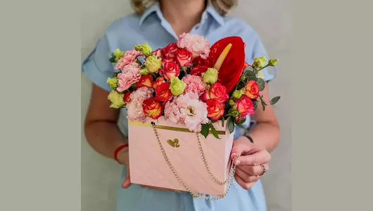 Цветы в&nbsp;сумочке Пламя любви FMART by flowwow