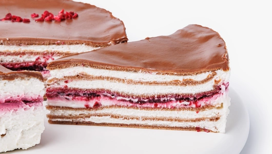 Торт блинный шоколадный "Малина-жимолость"
