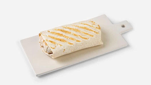 Сэндвич ролл с курицей, вешенками и соусом том ям на гриле, кафе