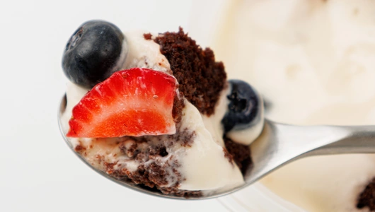 Десерт "Бернау" со свежей ягодой