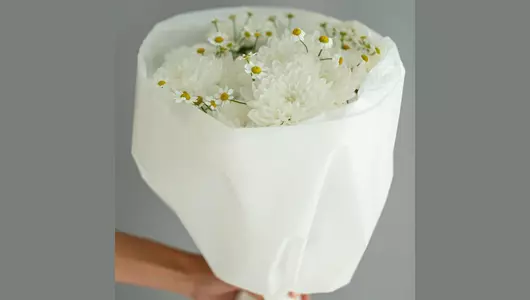 Полевой букет белоснежные хризантемы и&nbsp;ромашки в&nbsp;крафте FMART by flowwow