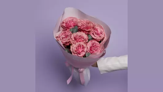 Пионовидные розы с&nbsp;эвкалиптом, 7 шт FMART by flowwow