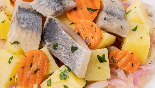 Сельдь по-енисейски с&nbsp;отварным картофелем и&nbsp;маринованной капустой