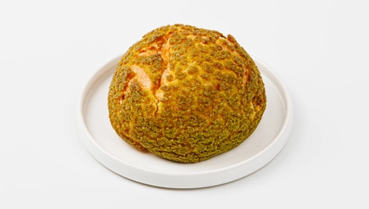 Пирожное "Шу" с фисташкой и малиной, кафе