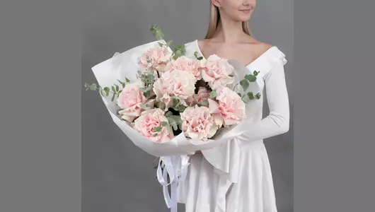 Букет из&nbsp;9 французских, розовых роз с&nbsp;эвкалиптом в&nbsp;красивой упаковке FMART by flowwow