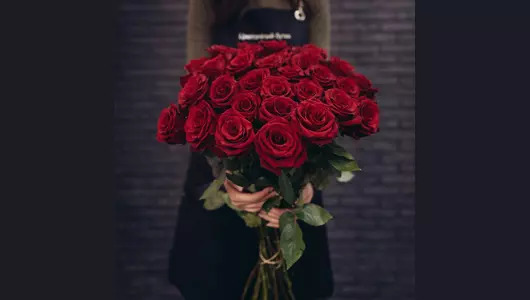 Букет из&nbsp;55 красных роз (70см)