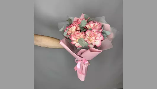 Букет из&nbsp;французких роз с&nbsp;эвкалиптом FMART by flowwow