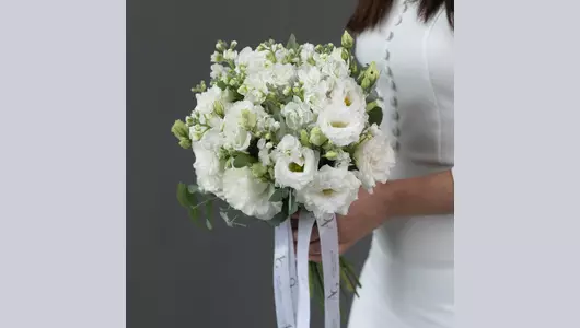 Свадебный букет из маттиолы, эустомы и эвкалипта Свадебный букет из маттиолы, эустомы и эвкалипта