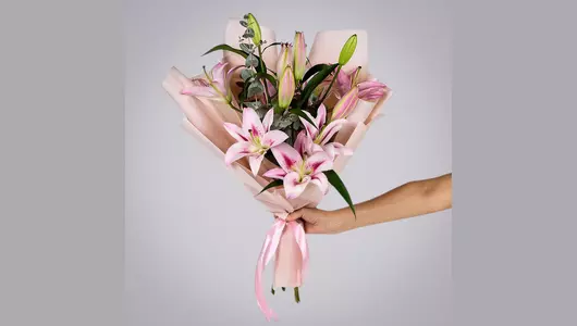 Монобукет из розовых лилий с эвкалиптом