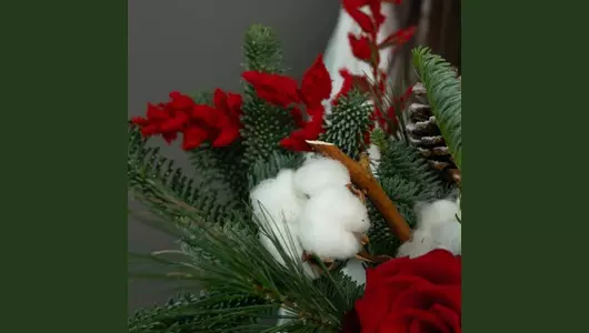 Зимний букет в&nbsp;шляпной коробке с&nbsp;гортензией и&nbsp;ароматом хвои