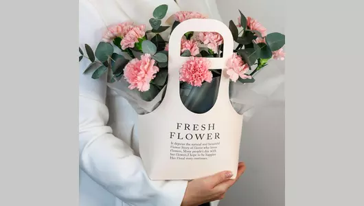 Композиция в&nbsp;сумочке «Розовые сны» из&nbsp;11 диантусов с&nbsp;эвкалиптом FMART by flowwow