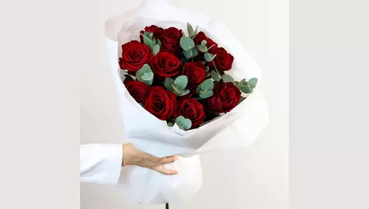 Монобукет из&nbsp;11 красных роз и&nbsp;эвкалипта "Алая роза" FMART by flowwow