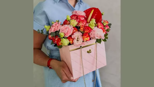 Цветы в&nbsp;сумочке Пламя любви FMART by flowwow