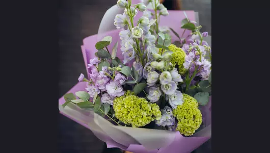 Каскадный букет из&nbsp;дельфиниума, маттиолы и&nbsp;целозии