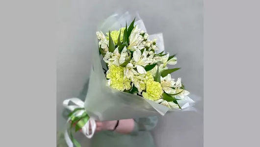 Букетик Белая лагуна с&nbsp;альстромерией и&nbsp;гвоздикой FMART by flowwow
