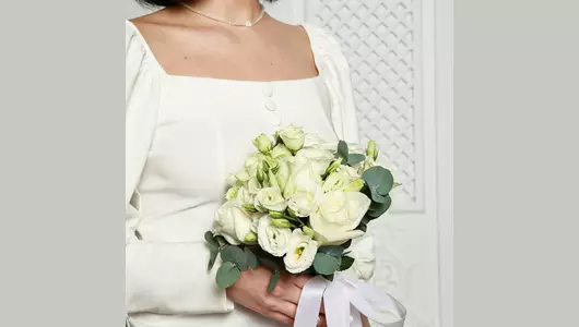 Свадебный букет из&nbsp;роз акуна, эустомы и&nbsp;эвкалипта + бутьоньерка в&nbsp;подарок