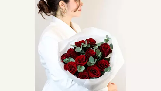Монобукет из&nbsp;11 красных роз и&nbsp;эвкалипта "Алая роза" FMART by flowwow