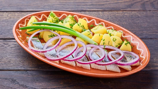 Сельдь домашнего посола с отварным картофелем и маринованным луком Сельдь домашнего посола с отварным картофелем и маринованным луком