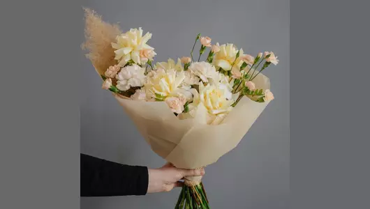 Бокал игристого. Букет розы и&nbsp;гвоздики FMART by flowwow