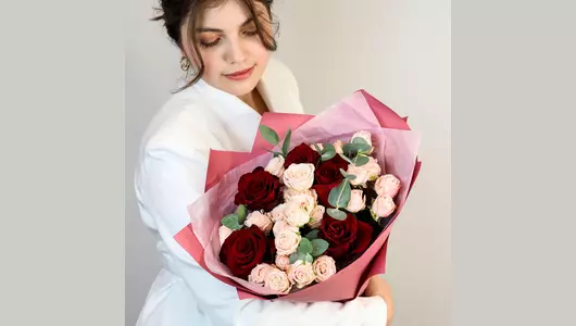 Авторский букет из&nbsp;кустовых и&nbsp;одноголовых роз «Яркий момент» FMART by flowwow