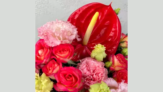 Цветы в&nbsp;сумочке Пламя любви FMART by flowwow