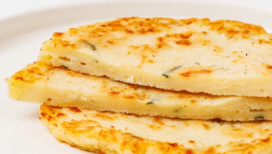 Лепешки картофельные с гаудой и пармезаном Лепешки картофельные с гаудой и пармезаном