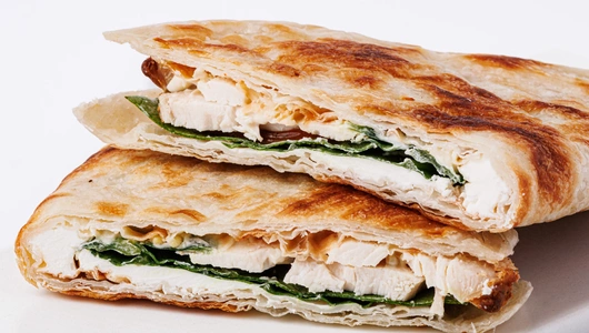 Сэндвич в&nbsp;лепешке Ротти с&nbsp;курицей и&nbsp;горчичной заправкой, кафе