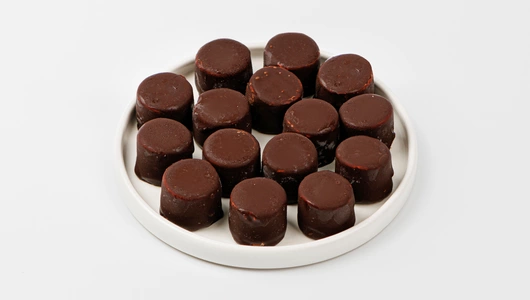 Мороженое пломбир в темном шоколаде