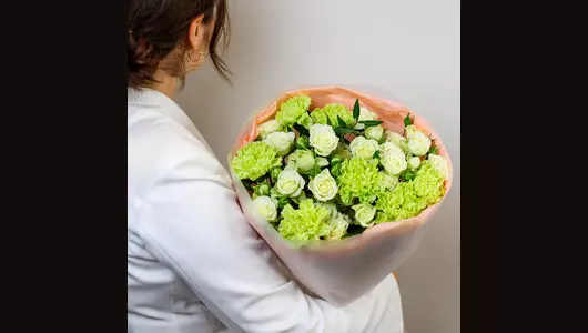 Авторский букет с&nbsp;диантусом и&nbsp;кустовой розой "Летний день" FMART by flowwow