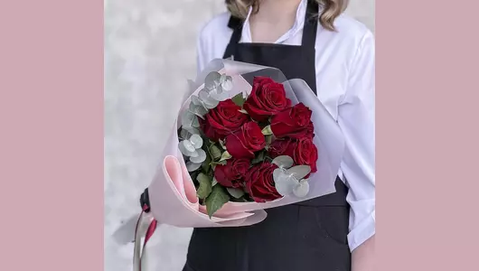 Букет 7 красных роз Premium и&nbsp;эвкалиптом FMART by flowwow