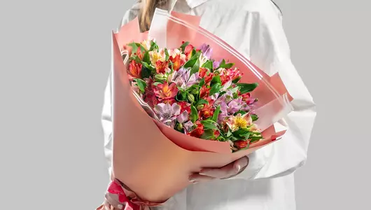 Букет из&nbsp;15 альстромерий в&nbsp;оформлении